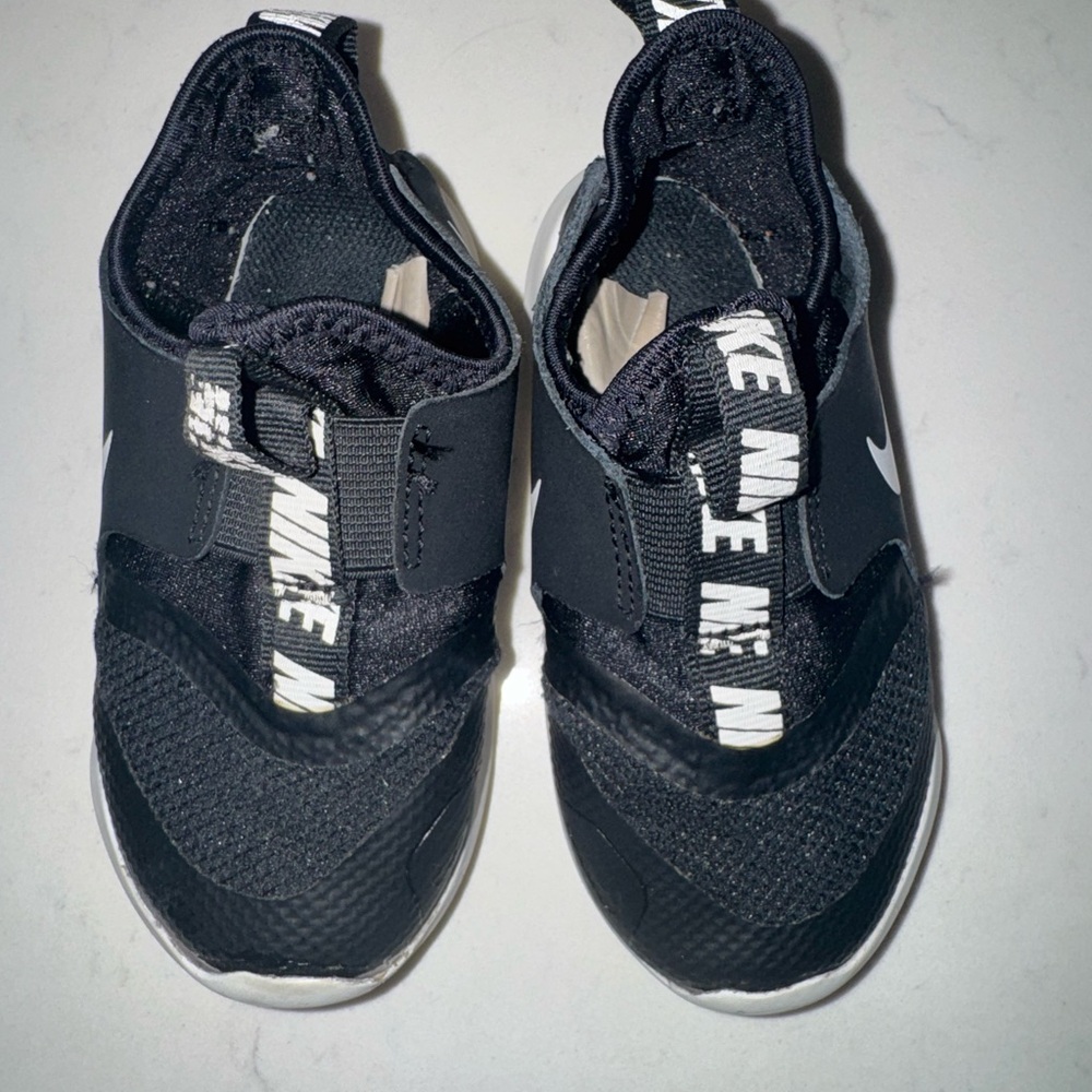 Nike flex runner 7c toddler Kids Black and White Slip-On